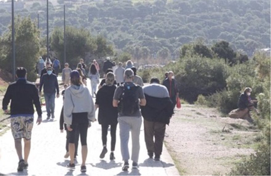 Κυριακάτικη βόλτα στις παραλίες για τους Αθηναίους - Δείτε φωτογραφίες