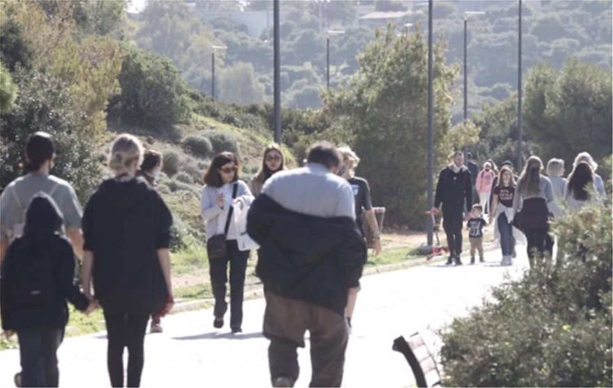 Κυριακάτικη βόλτα στις παραλίες για τους Αθηναίους - Δείτε φωτογραφίες