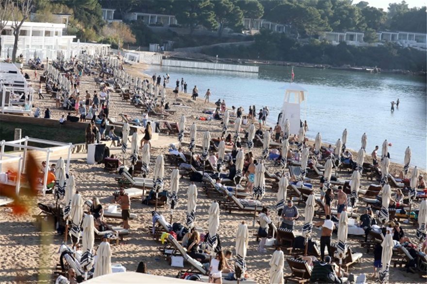 Κυριακάτικη βόλτα στις παραλίες για τους Αθηναίους - Δείτε φωτογραφίες