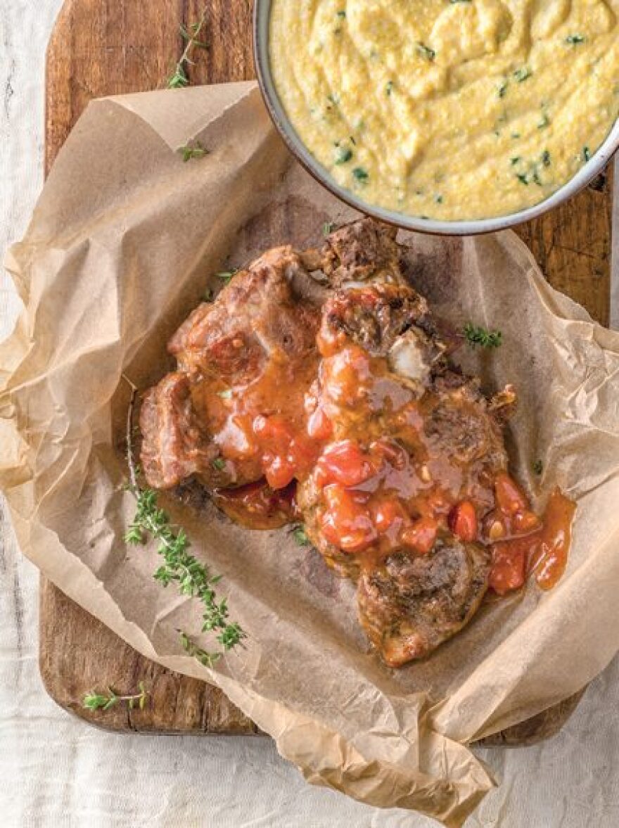 Η συνταγή της ημέρας: Σκορδάτες μπριζόλες με αρωματική κρέμα πολέντας