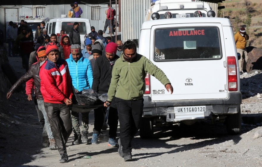 Ινδία: Τουλάχιστον 26 νεκροί και 170 αγνοούμενοι από την κατάρρευση του παγετώνα