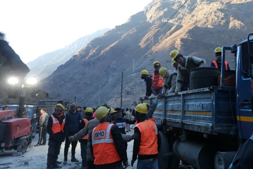 Ινδία: Τουλάχιστον 26 νεκροί και 170 αγνοούμενοι από την κατάρρευση του παγετώνα