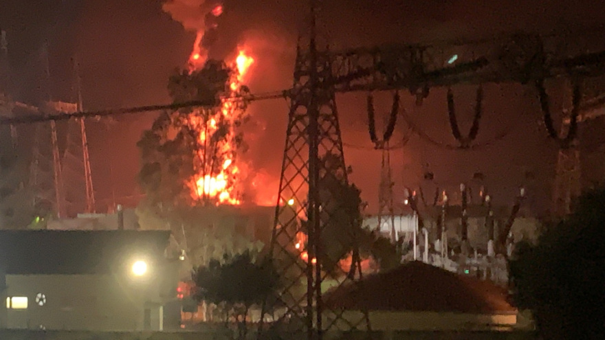 Βίντεο και φωτογραφίες από τη φωτιά στο σταθμό του ΑΔΜΗΕ στον Ασπρόπυργο