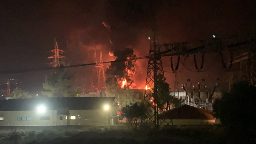 Βίντεο και φωτογραφίες από τη φωτιά στο σταθμό του ΑΔΜΗΕ στον Ασπρόπυργο
