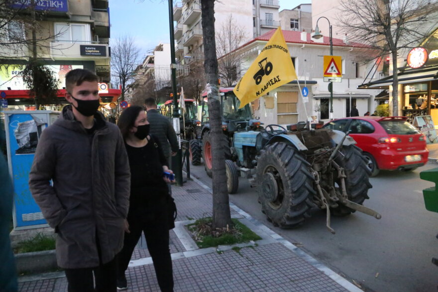 Αγρότες μπήκαν με τα τρακτέρ στο κέντρο της Λάρισας