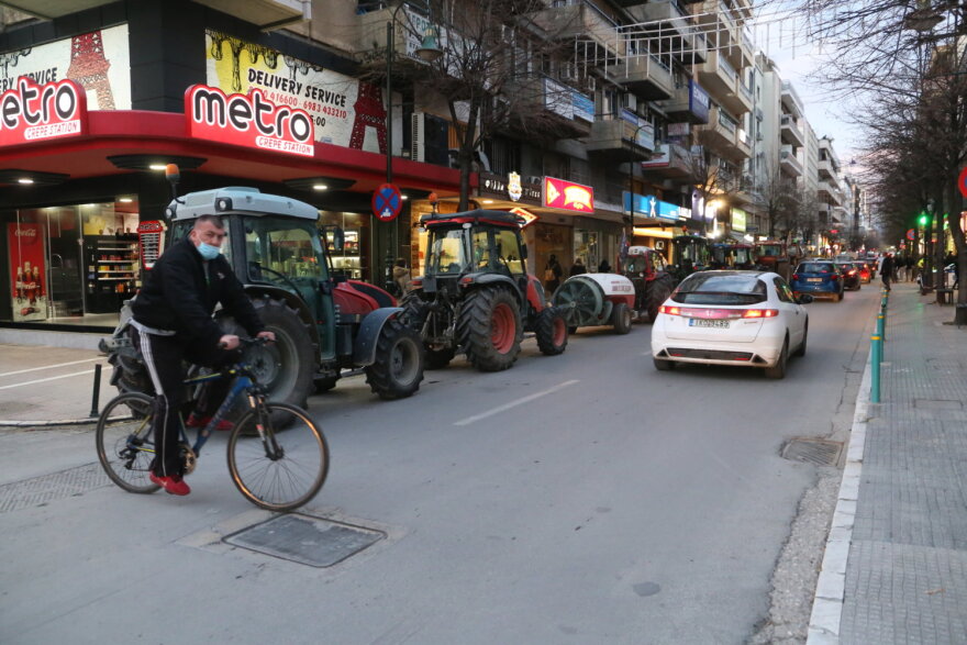 Αγρότες μπήκαν με τα τρακτέρ στο κέντρο της Λάρισας