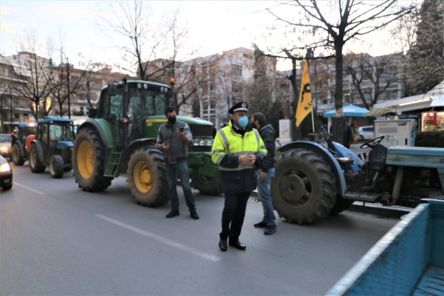 Αγρότες μπήκαν με τα τρακτέρ στο κέντρο της Λάρισας