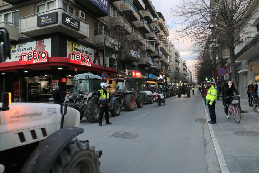 Αγρότες μπήκαν με τα τρακτέρ στο κέντρο της Λάρισας