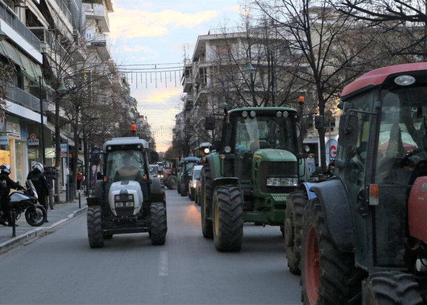 Αγρότες μπήκαν με τα τρακτέρ στο κέντρο της Λάρισας
