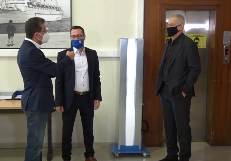 Συσκευή αποστείρωσης και καθαρισμού αέρα εγκατέστησε ο δήμος Πειραιά 