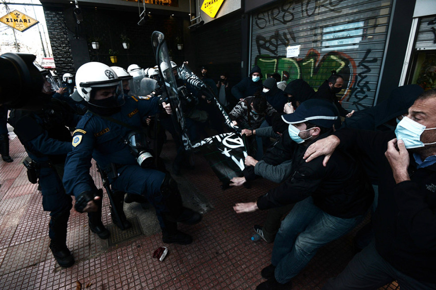 Χημικά σε πορεία για τον Κουφοντίνα στο κέντρο της Αθήνας - Δυσκολίες στην κυκλοφορία