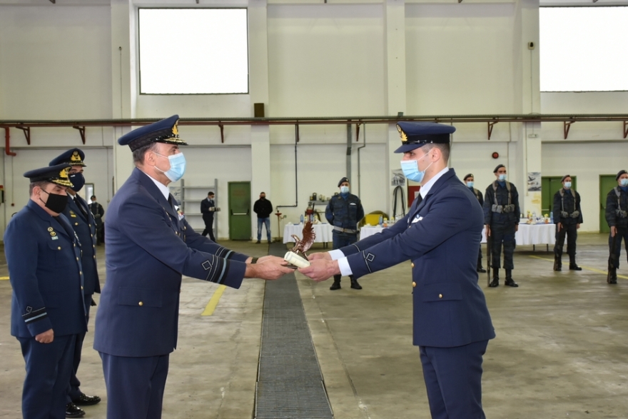 Πολεμική Αεροπορία: Δύο γυναίκες ανάμεσα στους νέους ιπτάμενους