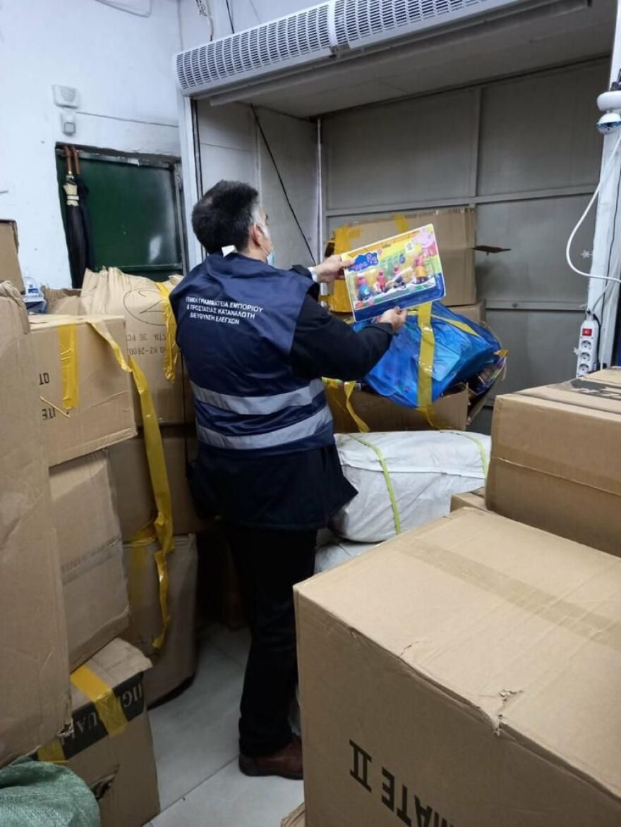 Μοσχάτο: Εντοπίστηκε αποθήκη χονδρικής με «μαϊμού» παιχνίδια