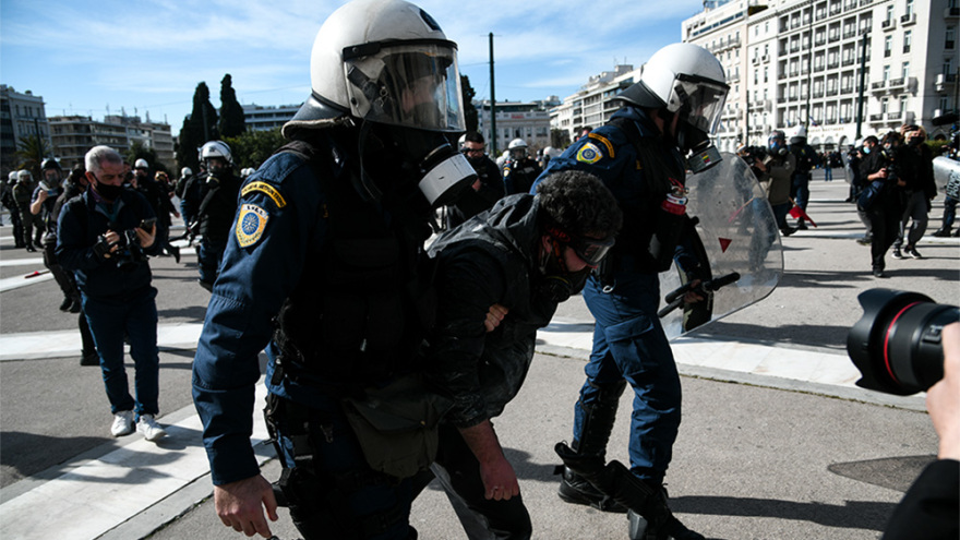 Επεισόδια στο πανεκπαιδευτικό συλλαλητήριο στο κέντρο της Αθήνας  