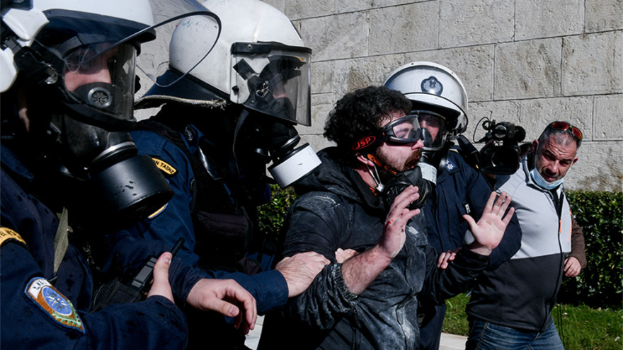 Επεισόδια στο πανεκπαιδευτικό συλλαλητήριο στο κέντρο της Αθήνας  