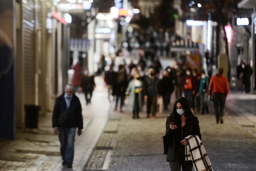 Φωτογραφίες - Lockdown: Υποτονική η κίνηση στην Ερμού πριν από το κλείσιμο του λιανεμπορίου