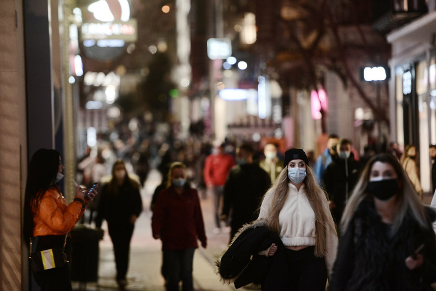 Φωτογραφίες - Lockdown: Υποτονική η κίνηση στην Ερμού πριν από το κλείσιμο του λιανεμπορίου