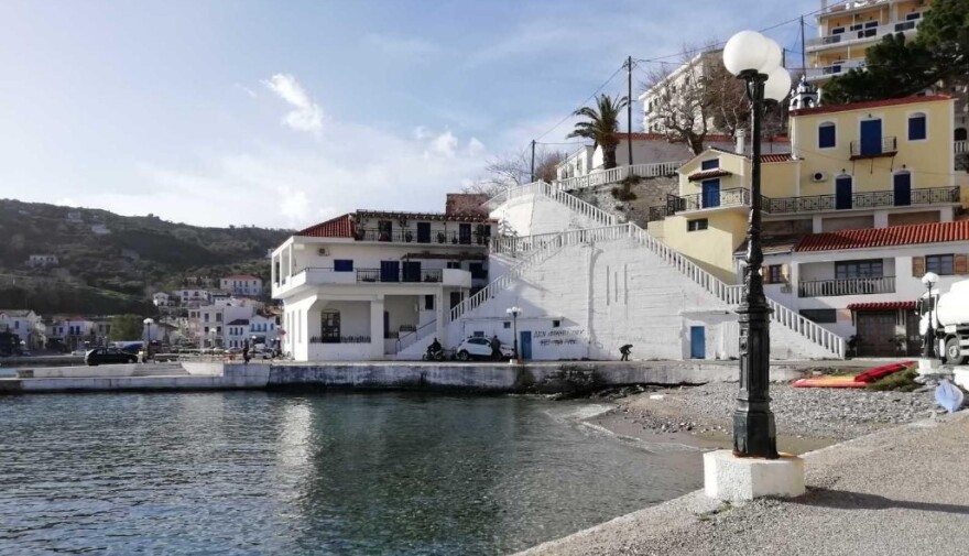 Ικαρία: Έγραψαν συνθήματα στο σπίτι του βουλευτή Στεφανάδη