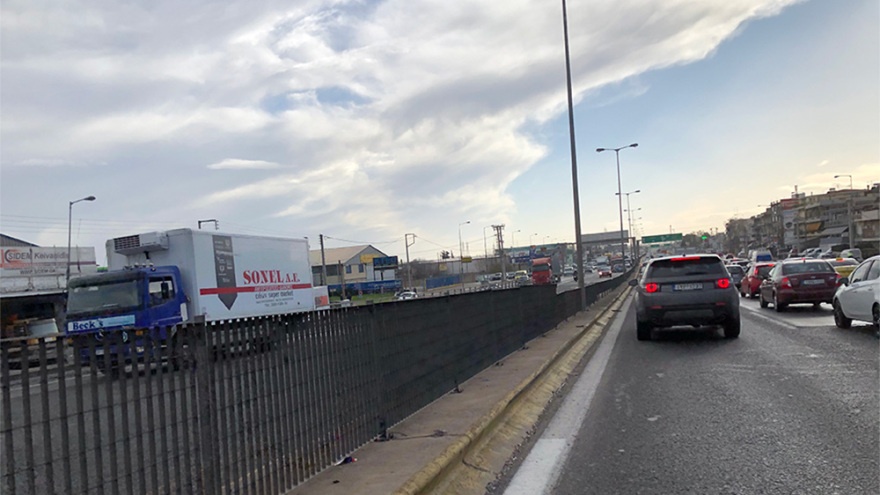 Κίνηση: Τροχαίο στην Αθηνών-Λαμίας - Κλούβα της ΕΛΑΣ έπεσε πάνω σε περιπολικό - Δύο τραυματίες