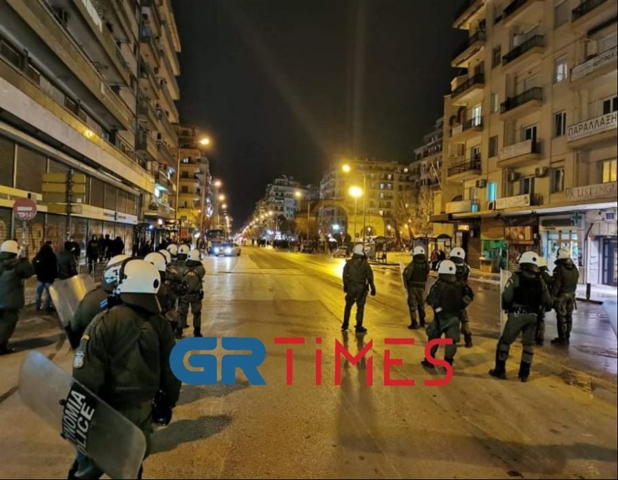 Θεσσαλονίκη: Επεισόδια μεταξύ ΕΛΑΣ και διαδηλωτών στην Καμάρα - Δείτε βίντεο