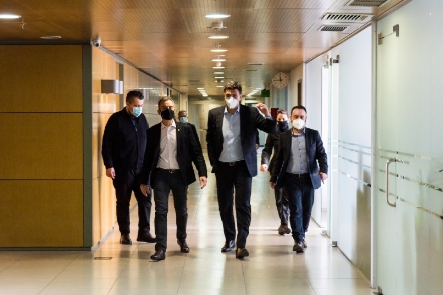 Ο Κικίλιας παρουσίασε φορητές ΜΕΘ στη Θεσσαλονίκη