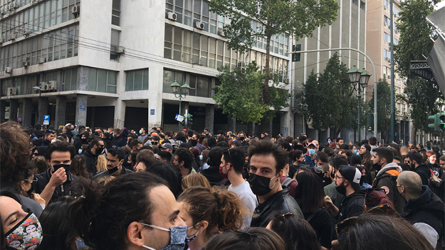 Συγκέντρωση καλλιτεχνών στα Προπύλαια - Ζητούν μέτρα στήριξης