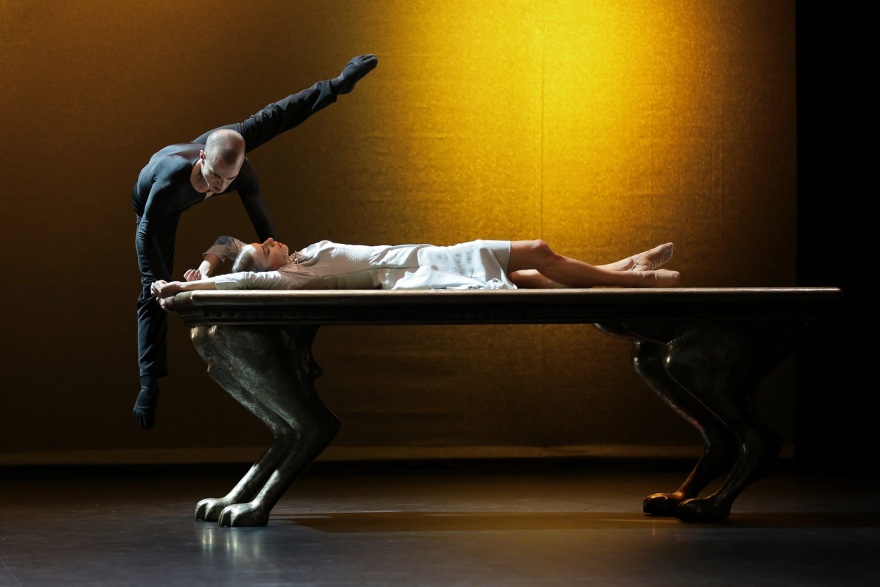 «Η πεντάμορφη και το τέρας»: Μια φαντασμαγορική παράσταση μπαλέτου online από το Christmas Theater