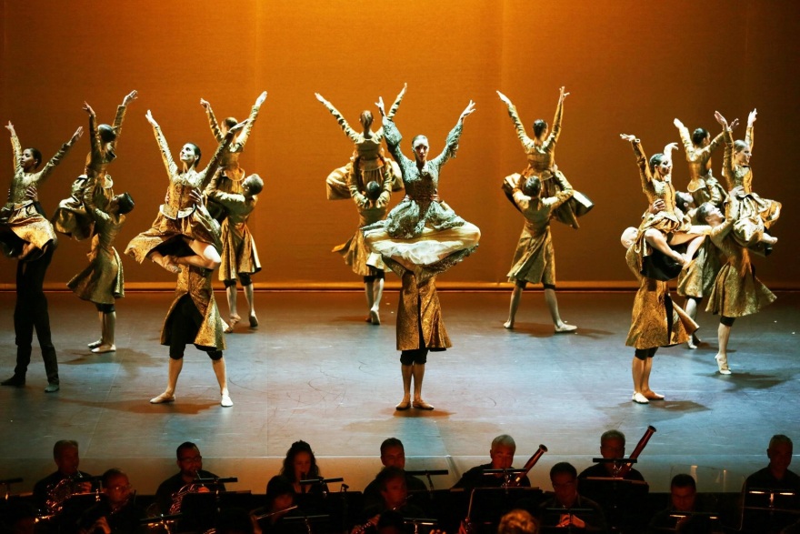 «Η πεντάμορφη και το τέρας»: Μια φαντασμαγορική παράσταση μπαλέτου online από το Christmas Theater