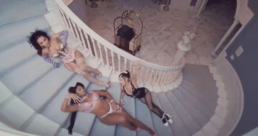 Αριάνα Γκράντε: Με… καυτά εσώρουχα προαναγγέλλει το νέο βίντεό της