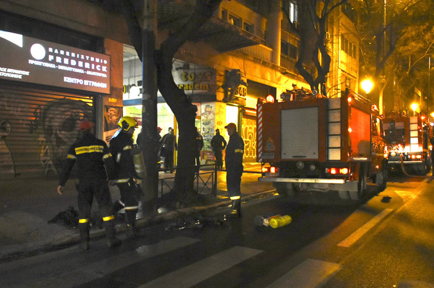 Φωτογραφίες και βίντεο από τη φωτιά σε πολυκατοικία στην Ακαδημίας
