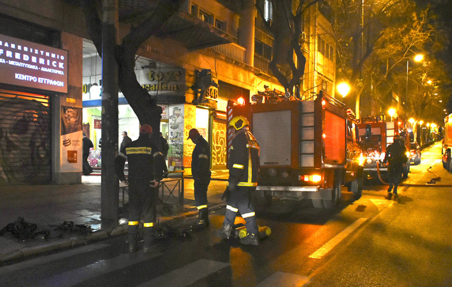 Φωτογραφίες και βίντεο από τη φωτιά σε πολυκατοικία στην Ακαδημίας