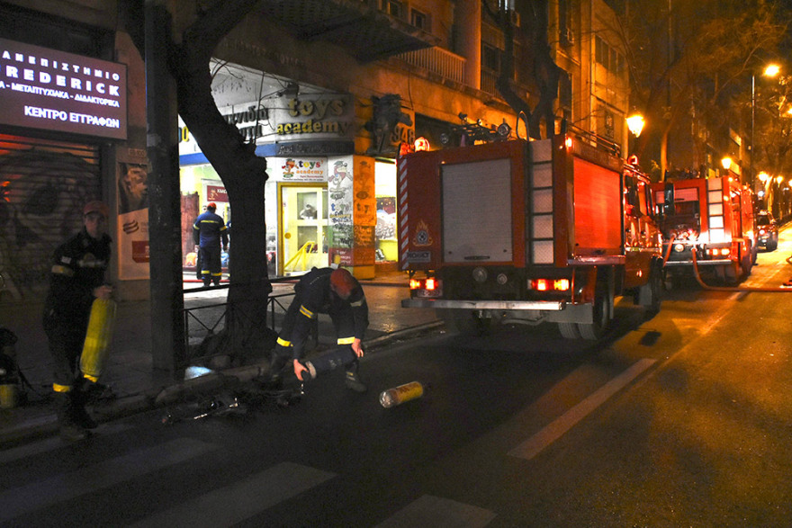 Φωτογραφίες και βίντεο από τη φωτιά σε πολυκατοικία στην Ακαδημίας