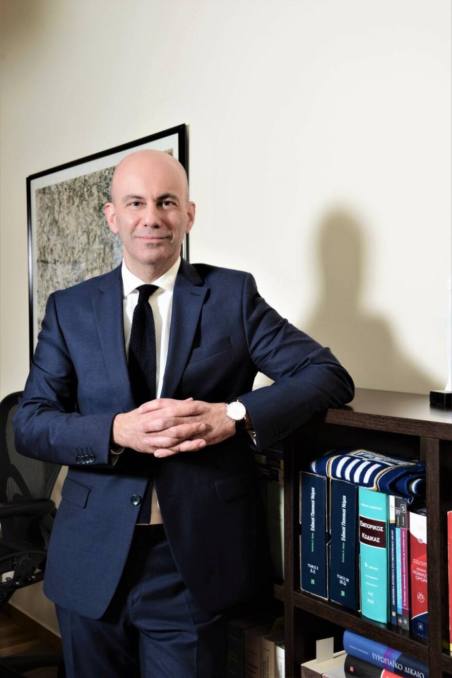 Δημήτρης Λιγνάδης: «Δεν έχει απομακρυνθεί ούτε από τον Δήμο Αθηναίων» λέει ο δικηγόρος του