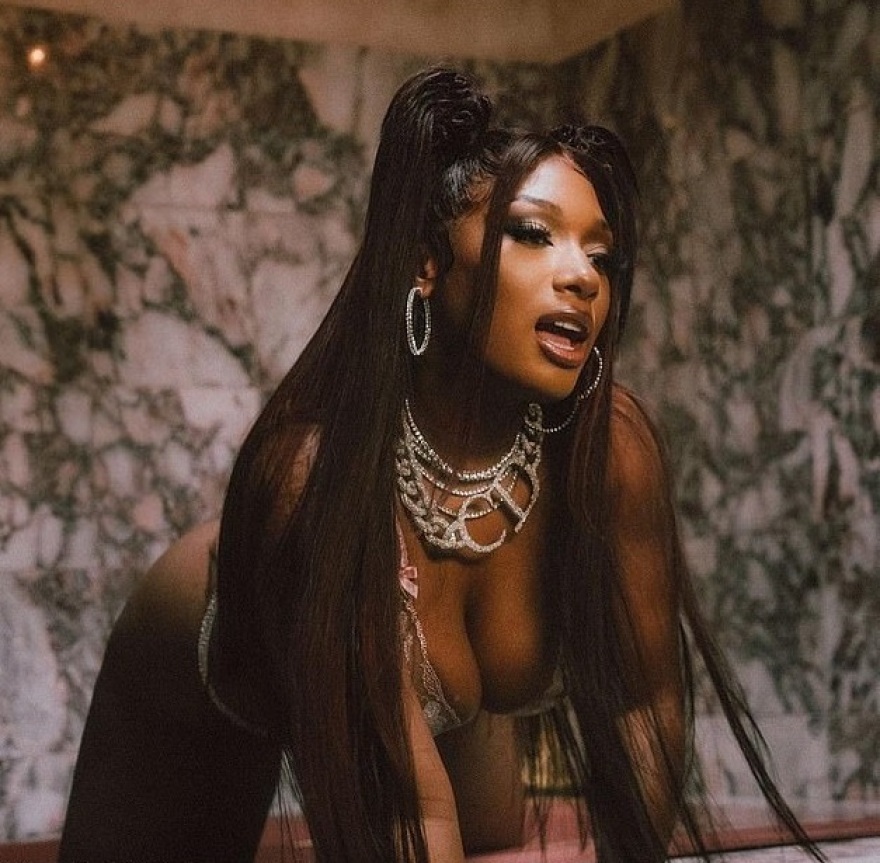 Αριάνα Γκράντε: Με… καυτά εσώρουχα προαναγγέλλει το νέο βίντεό της