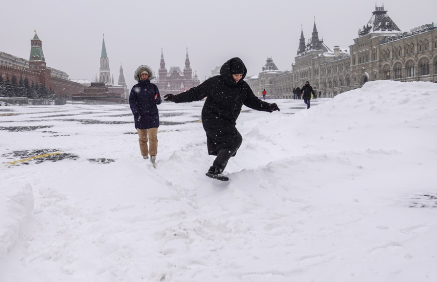 Ρωσία: Σφοδρές χιονοπτώσεις «σαρώνουν» τη Μόσχα 