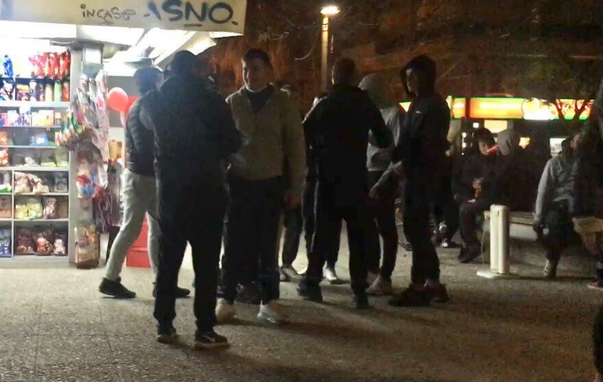 Συνωστισμός ξανά στο Παγκράτι: Αγνόησαν το lockdown και πήγαν για... μπίρες στην πλατεία