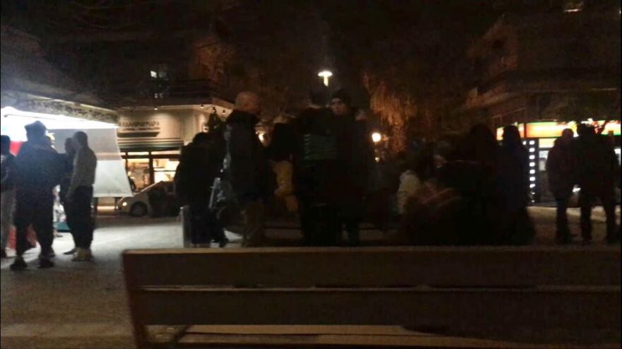 Συνωστισμός ξανά στο Παγκράτι: Αγνόησαν το lockdown και πήγαν για... μπίρες στην πλατεία