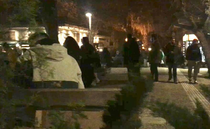 Συνωστισμός ξανά στο Παγκράτι: Αγνόησαν το lockdown και πήγαν για... μπίρες στην πλατεία