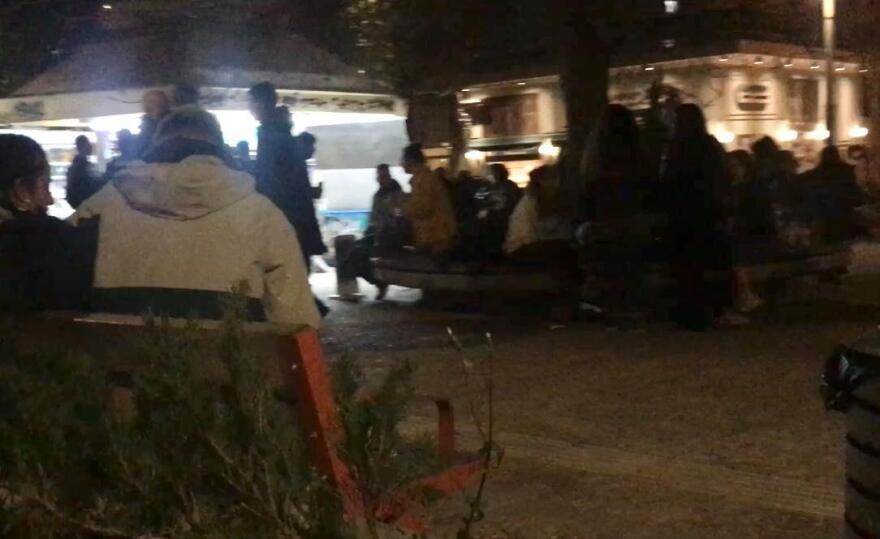 Συνωστισμός ξανά στο Παγκράτι: Αγνόησαν το lockdown και πήγαν για... μπίρες στην πλατεία