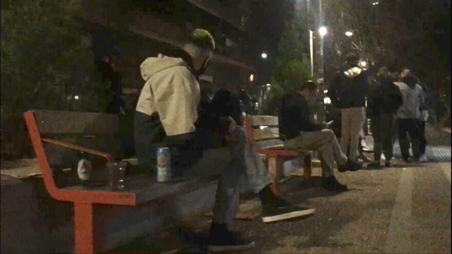 Συνωστισμός ξανά στο Παγκράτι: Αγνόησαν το lockdown και πήγαν για... μπίρες στην πλατεία