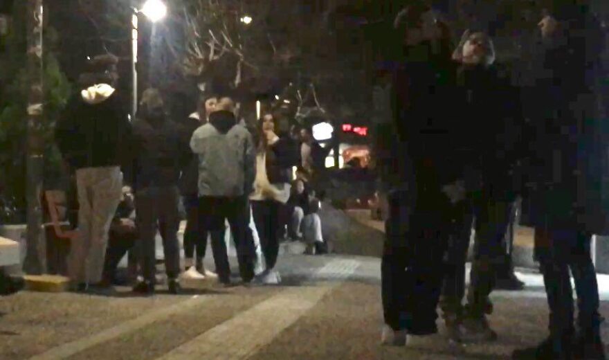 Συνωστισμός ξανά στο Παγκράτι: Αγνόησαν το lockdown και πήγαν για... μπίρες στην πλατεία