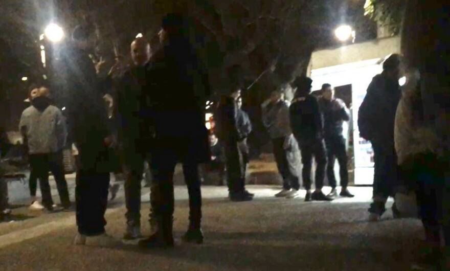 Συνωστισμός ξανά στο Παγκράτι: Αγνόησαν το lockdown και πήγαν για... μπίρες στην πλατεία