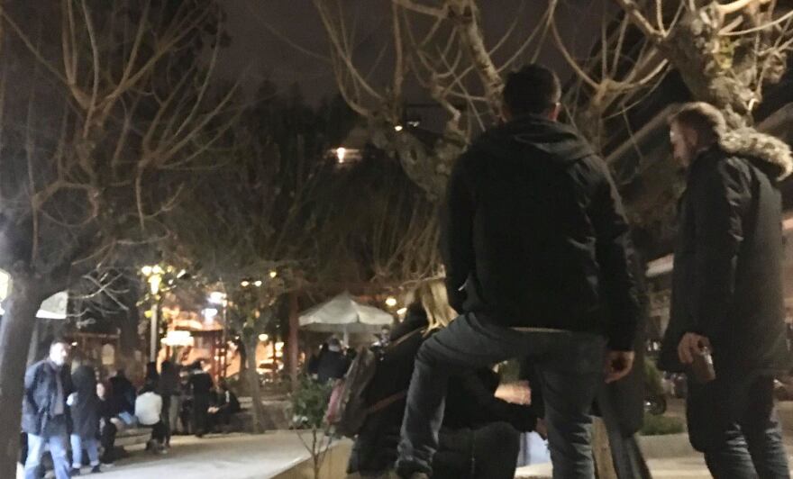 Συνωστισμός ξανά στο Παγκράτι: Αγνόησαν το lockdown και πήγαν για... μπίρες στην πλατεία