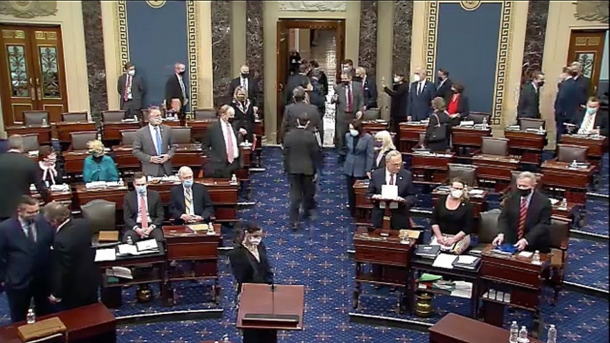 ΗΠΑ:  Η Γερουσία απάλλαξε τον Τραμπ από την κατηγορία της πρόκλησης σε στάση