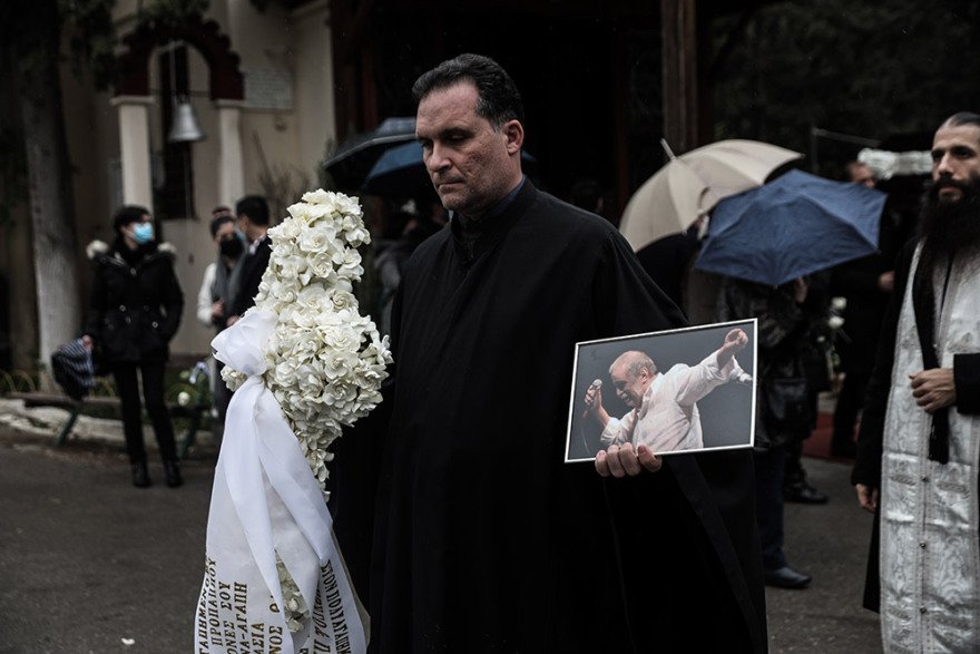 Αντώνης Καλογιάννης: Στο νεκροταφείο Καισαριανής το «τελευταίο αντίο» (φωτό)