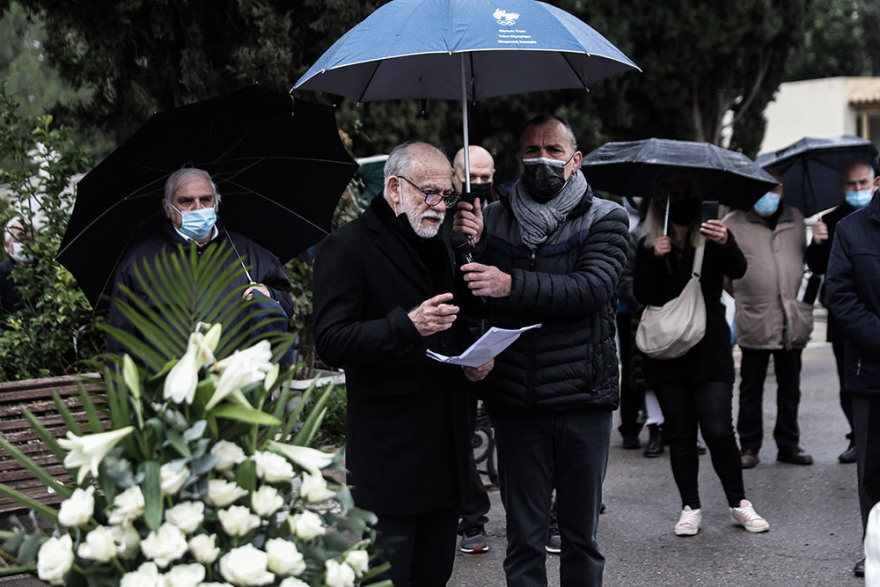 Αντώνης Καλογιάννης: Στο νεκροταφείο Καισαριανής το «τελευταίο αντίο» (φωτό)