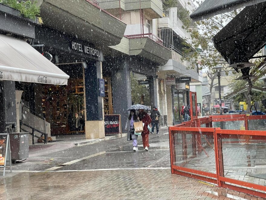 Κακοκαιρία «Μήδεια»: Χιονόπτωση στη Λάρισα – Πού απαγορεύθηκε η κίνηση των φορτηγών