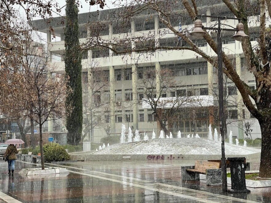 Κακοκαιρία «Μήδεια»: Χιονόπτωση στη Λάρισα – Πού απαγορεύθηκε η κίνηση των φορτηγών