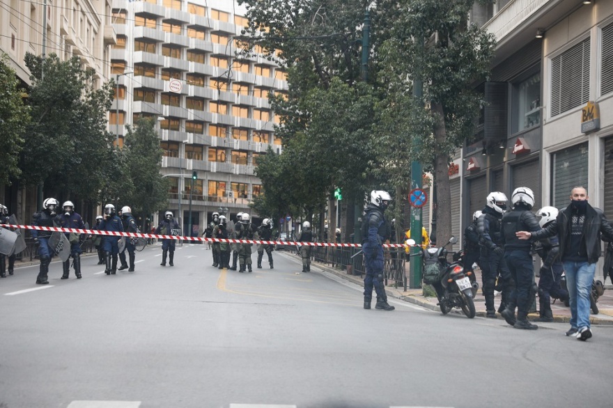 Σύνταγμα: Επεισόδια και χημικά με αρνητές του λοκντάουν