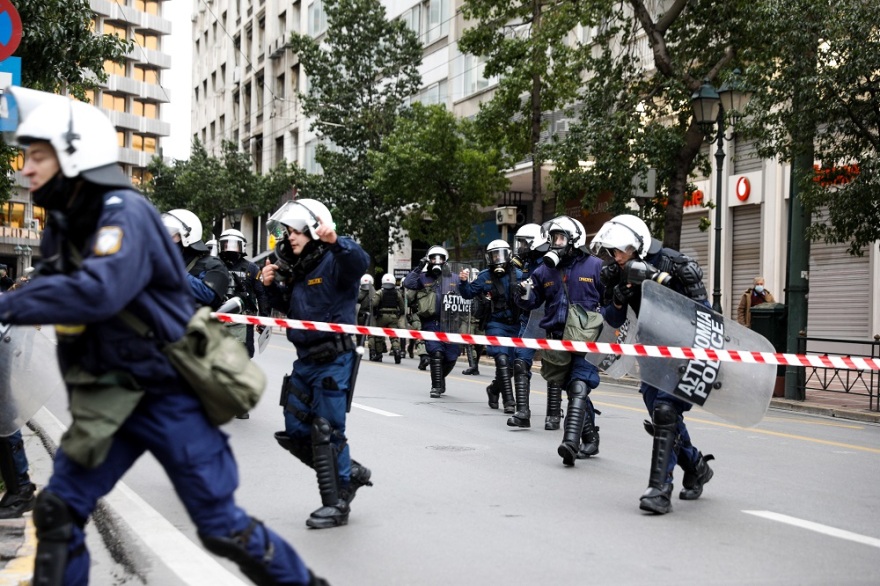 Σύνταγμα: Επεισόδια και χημικά με αρνητές του λοκντάουν